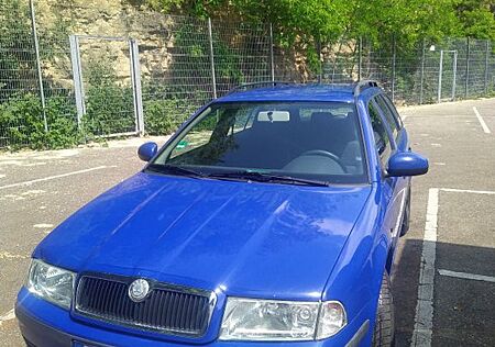Skoda Octavia Blauer 1.6 Combi Tour