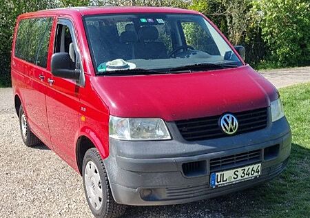 VW T5 Transporter Volkswagen Bus 7-Sitzer / Campingbett mit Klima