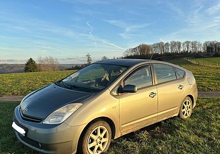 Toyota Prius 1.5-l-VVT-i Sol Sol / HU 10/26, 8x bereift