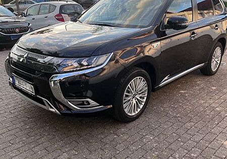Mitsubishi Outlander 2.4 MIVEC PLUG-IN HYBRID 4WD Plus ...