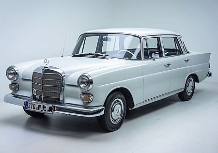 Mercedes-Benz 200 Heckflosse (Oldtimer)