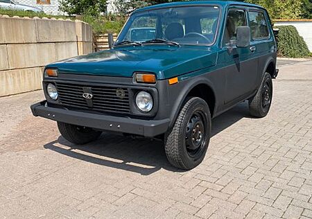 Lada Niva 1.7i ONLY 4X4 TÜV 7/27 AHK BJ2009 Servo