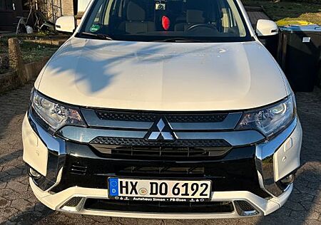 Mitsubishi Outlander 2.4 MIVEC PLUG-IN HYBRID 4WD Basis...