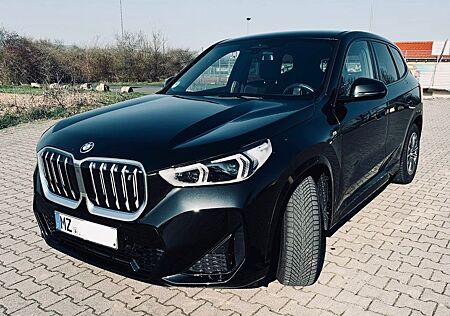 BMW iX1 xDrive30 M Sportpaket | AHK | Premium-Paket