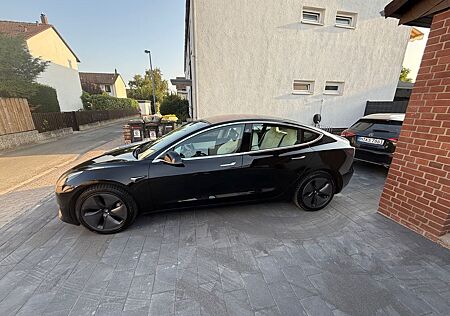 Tesla Model 3 Allradantrieb mit Dualmotor Performa...