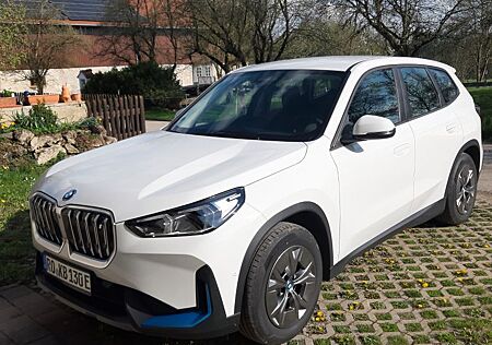BMW iX1 xDrive30 - Allrad mit Anhängerkupplung