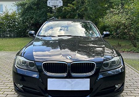 BMW 318i Limo Scheckheft Glasdach Xenon Leder Navi