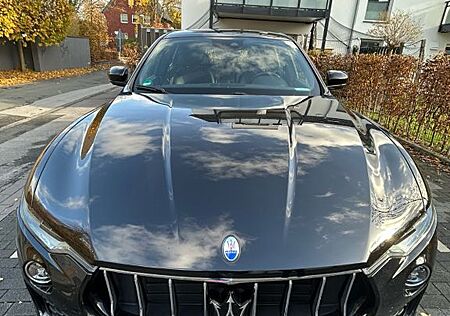 Maserati Levante Benzin 3.0 V6 Executive Pano Vollleder