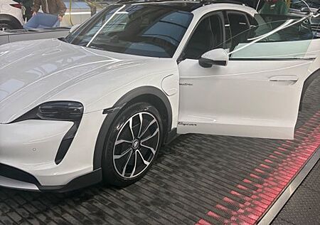 Porsche Taycan 4 Cross Turismo -