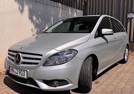 Mercedes-Benz B 180 CDI / 1.8 l Diesel / SHZ / 8Fach bereift