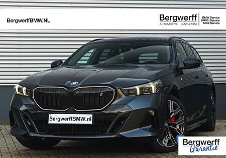 BMW i5 Touring eDrive40 M-Sport Pro - Pano - Driving