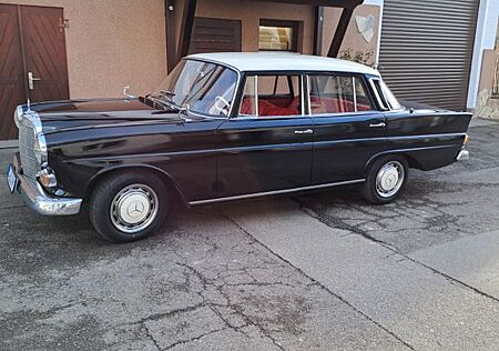 Mercedes-Benz 200 Oldtimer "Kleine Heckflosse" D