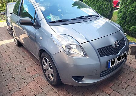 Toyota Yaris Sol 1,4-l-D-4D , BJ 2008, grau