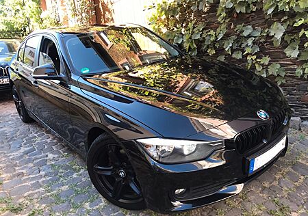 BMW 318d -TOTAL SCHWARZ 2. HAND