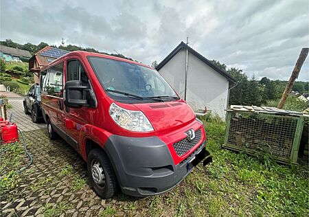 Peugeot Boxer Van mit Scheiben