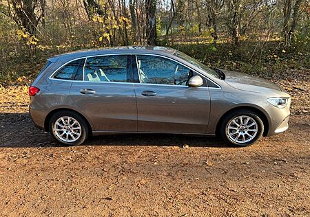 Mercedes-Benz B 180 Sehr gepflegt (8 Räder)