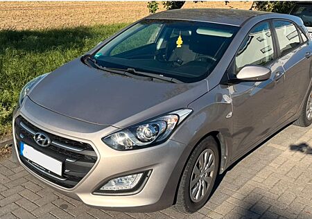 Hyundai i30 blue 1.6 CRDi 81kW Classic