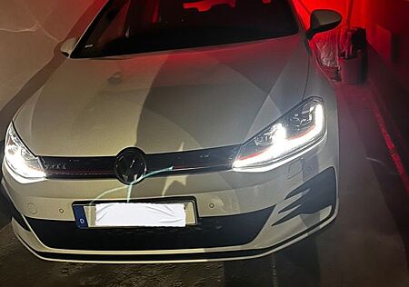 VW Golf Volkswagen VII GTI FACELIFT / ALCANTARA / AKRAPOVIC