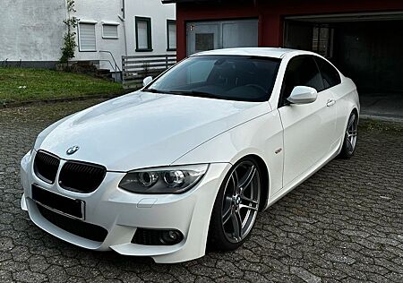 BMW 320d COUPÉ*M PAKET*Xenon*Navi*HarmanKardon*8Fach