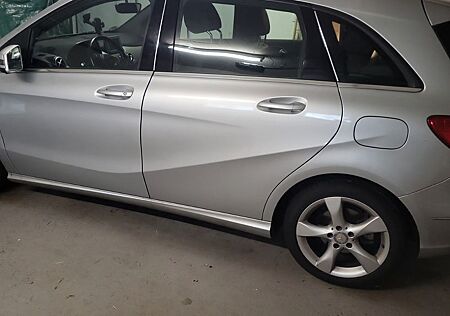 Mercedes-Benz B 180 -
