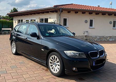 BMW 320i Touring - Schwarz