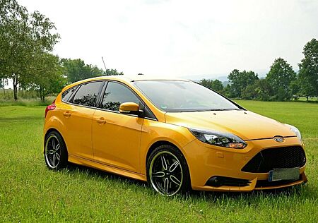 Ford Focus 2.0 EcoBoost ST mit Leder-Sport-Paket