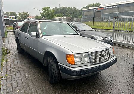 Mercedes-Benz E 200 124 Limousine Automatik, Schiebedach