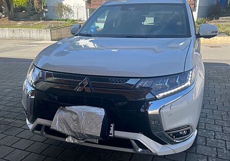 Mitsubishi Outlander 2.4 MIVEC PLUG-IN HYBRID 4WD Top Top