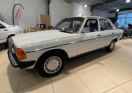 Mercedes-Benz 200 123 Oldtimer H-Zulassung