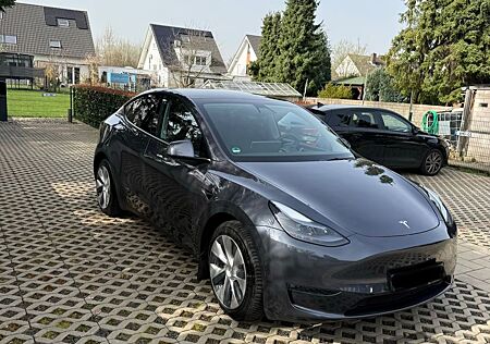 Tesla Model Y Long Range AWD in grau I EZ 09/22