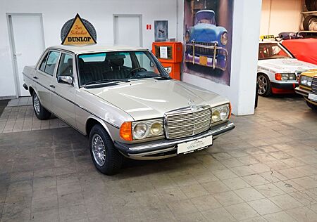 Mercedes-Benz 300 W123 300D original 45.560km aus 2. Hand