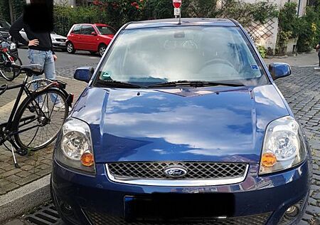 Ford Fiesta 1.4 16V Ghia Top-Ausstattung, gepflegt