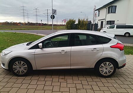 Ford Focus 1,5 TDCi KLIMA/SZH/Zahnriemen NEU/1.HD