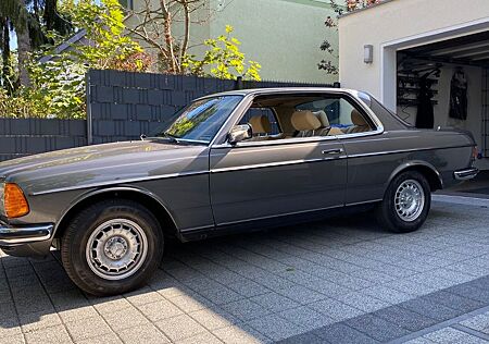 Mercedes-Benz 230
