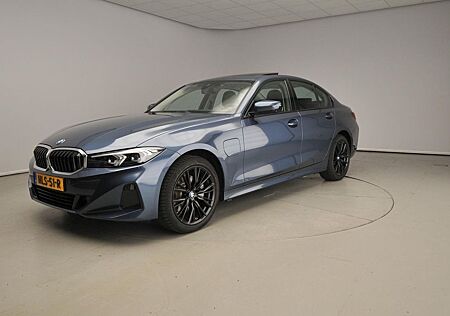 BMW 330e 330 3 Serie Sedan | LED | Leder | HUD | Sch