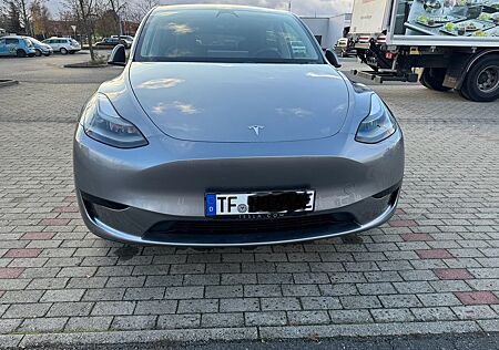 Tesla Model Y Hinterradantrieb RWD Winter und Sommer