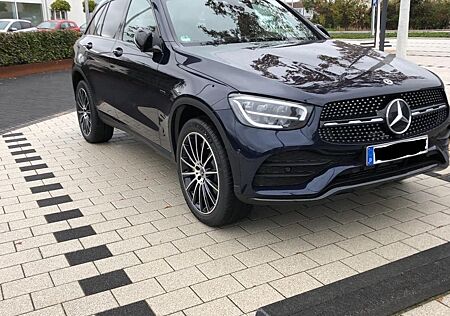 Mercedes-Benz GLC 300 e 4MATIC, AMG Line, Night, 8-fach Bereif