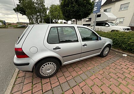 VW Golf Volkswagen 1.4 Benziner mit neuer TÜV