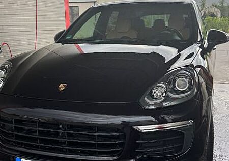 Porsche Cayenne - -