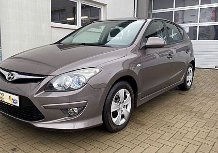 Hyundai i30 1.4 Classic*TÜV+Service NEU*S+W.Reifen*2.Han