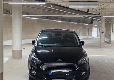 Ford S-Max 2,0 TDCi 132kW Titanium PowerShift Tit...