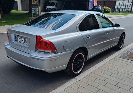 Volvo S60 2.4 - zuverlässiger Begleiter in Bestform!