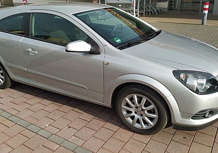 Opel Astra GTC Edition 1.6 mit weniger als 17.000 km