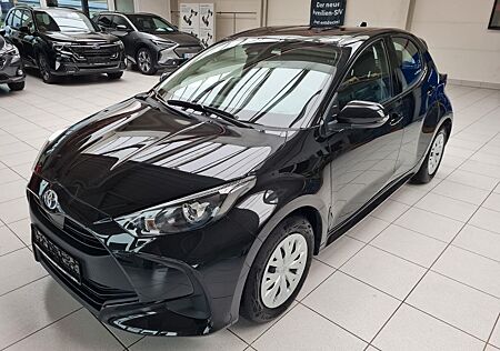 Toyota Yaris 1.5 HSD *Sommer- und Winterräder*
