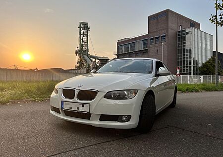 BMW 320i E92Coupe Autom. Leder. Klima. 8 Reifen. Tüv