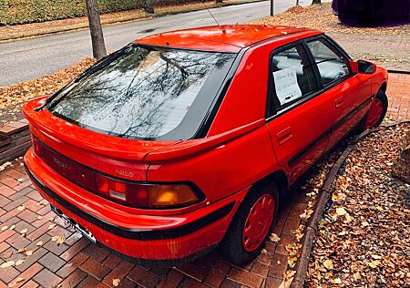 Mazda 323F  Oldtimer-KultAuto mit Schlafaugen, in rot