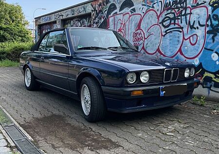 BMW 318i Cabrio Mauritiusblau-metallic (Oldtimer)