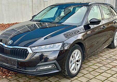 Skoda Octavia Combi*VIRTUAL*KEYLESS*LED*NAVI*AHK*HEAD