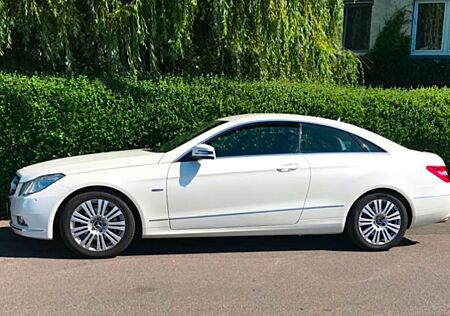 Mercedes-Benz E 200 Coupé CGI BlueEFFICIENCY ELEGANC...