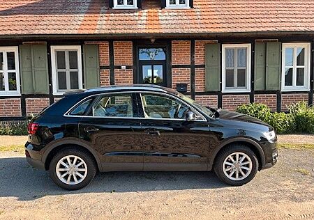 Audi Q3 2.0TFSI quattro/BiXe/LED/AHK/Shz/1.Hand/HUneu